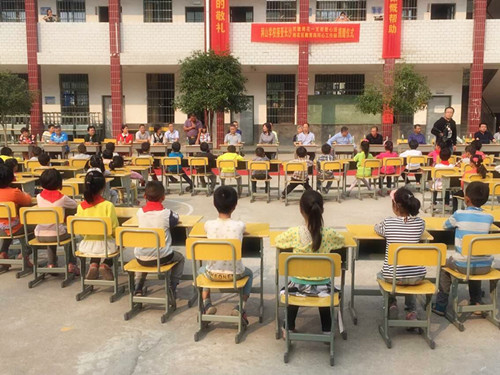 雨花区一支部为双峰县涧山小学捐赠新课桌和电脑