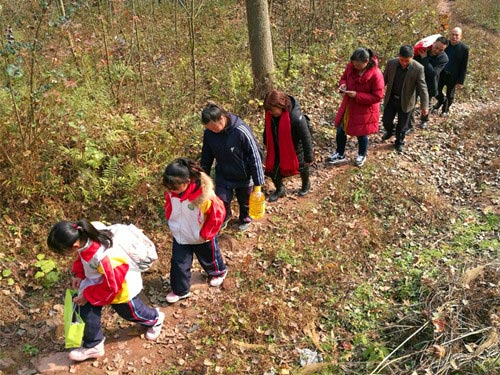 天心区工委八赴桑植县澧源镇中学走访慰问“长沙民建班”学生